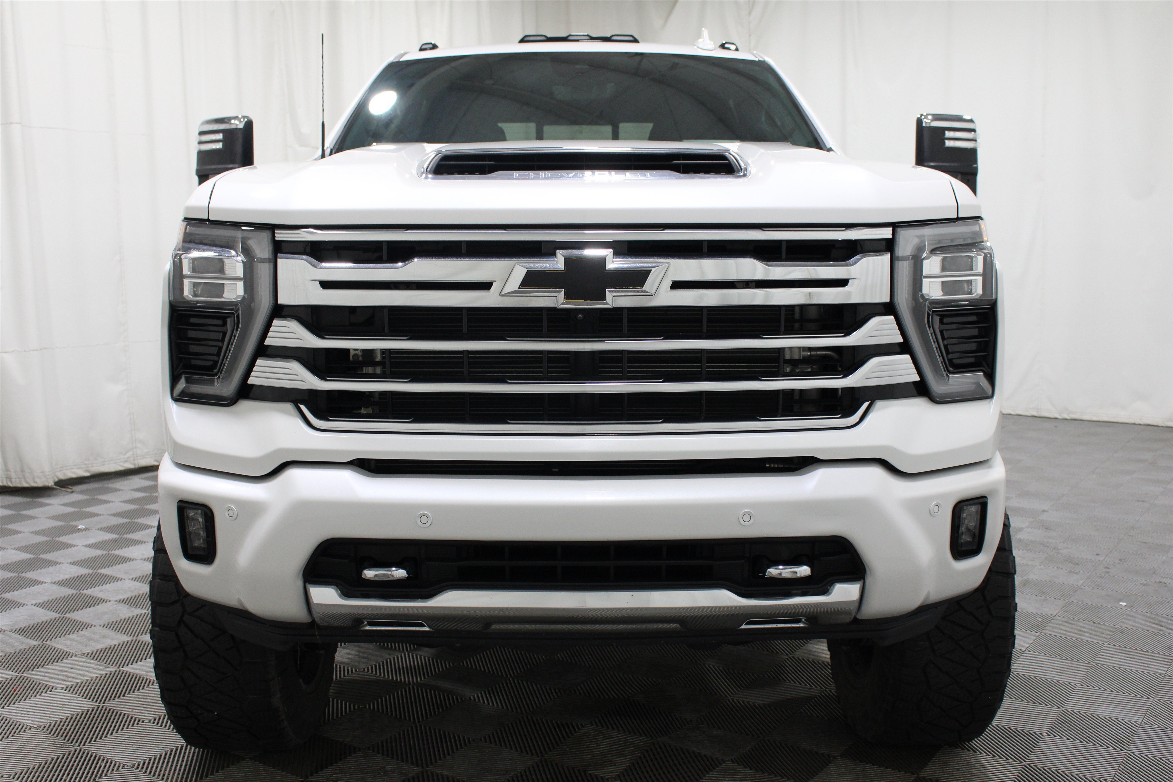 Used 2024 Iridescent Pearl Tricoat Chevrolet High Country image 40