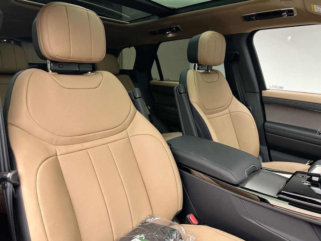 New 2026 Santorini Black Metallic Land Rover Dynamic SE image 6