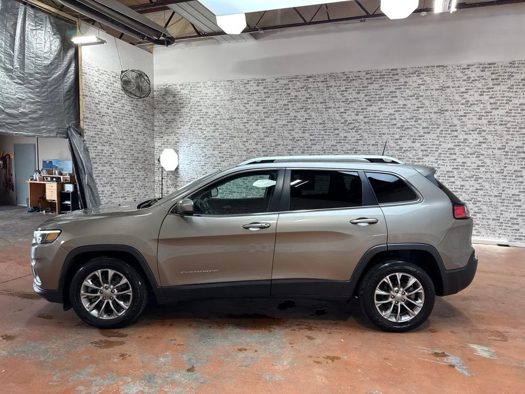 Used 2019 Light Brownstone Pearlcoat Jeep Latitude Plus image 4