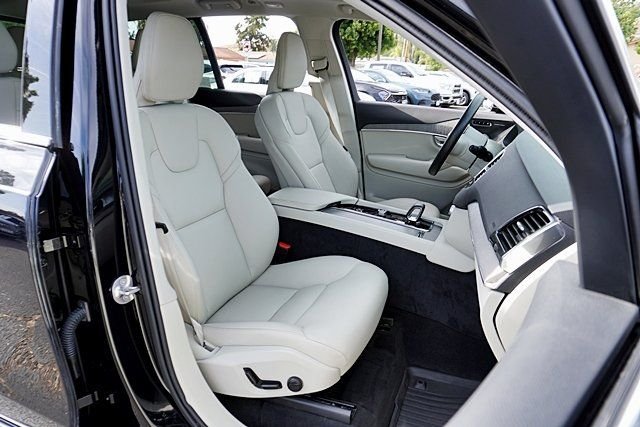 Used 2025 Black Volvo B6 Plus 6-Seater image 11