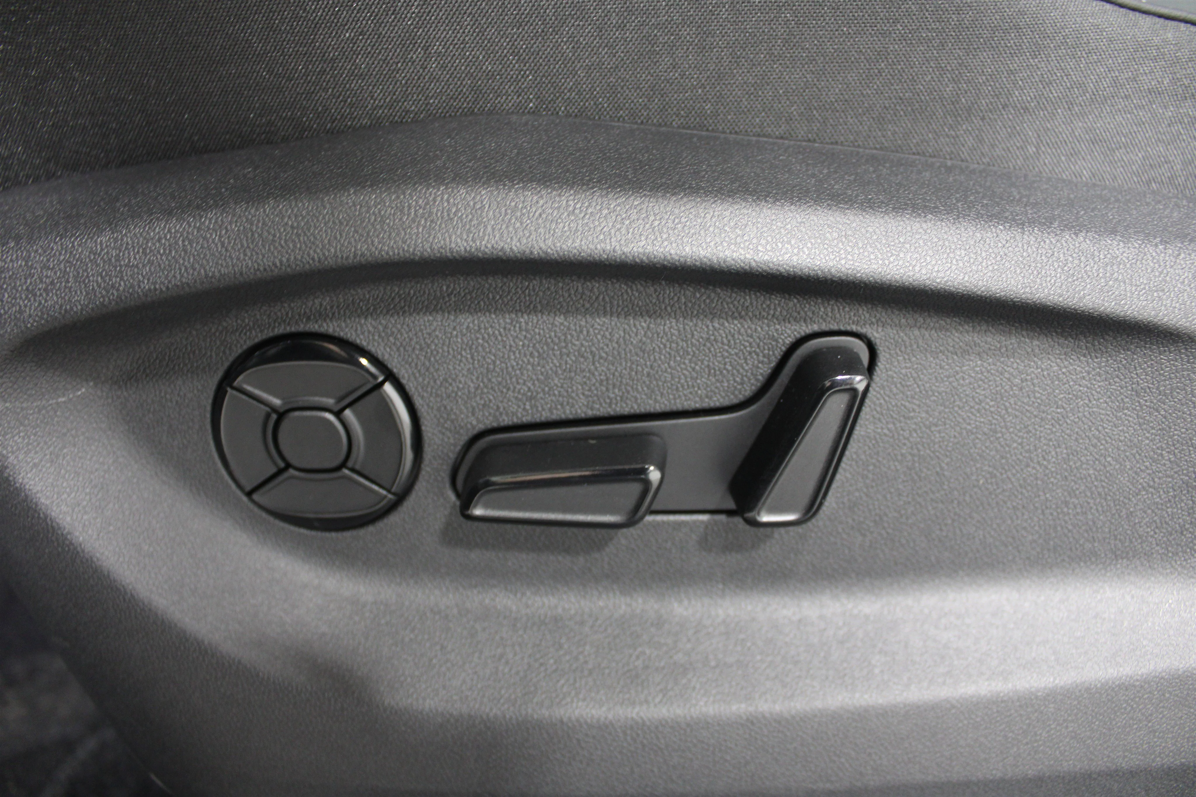New 2026 Pyrite Silver Metallic Volkswagen SE image 4