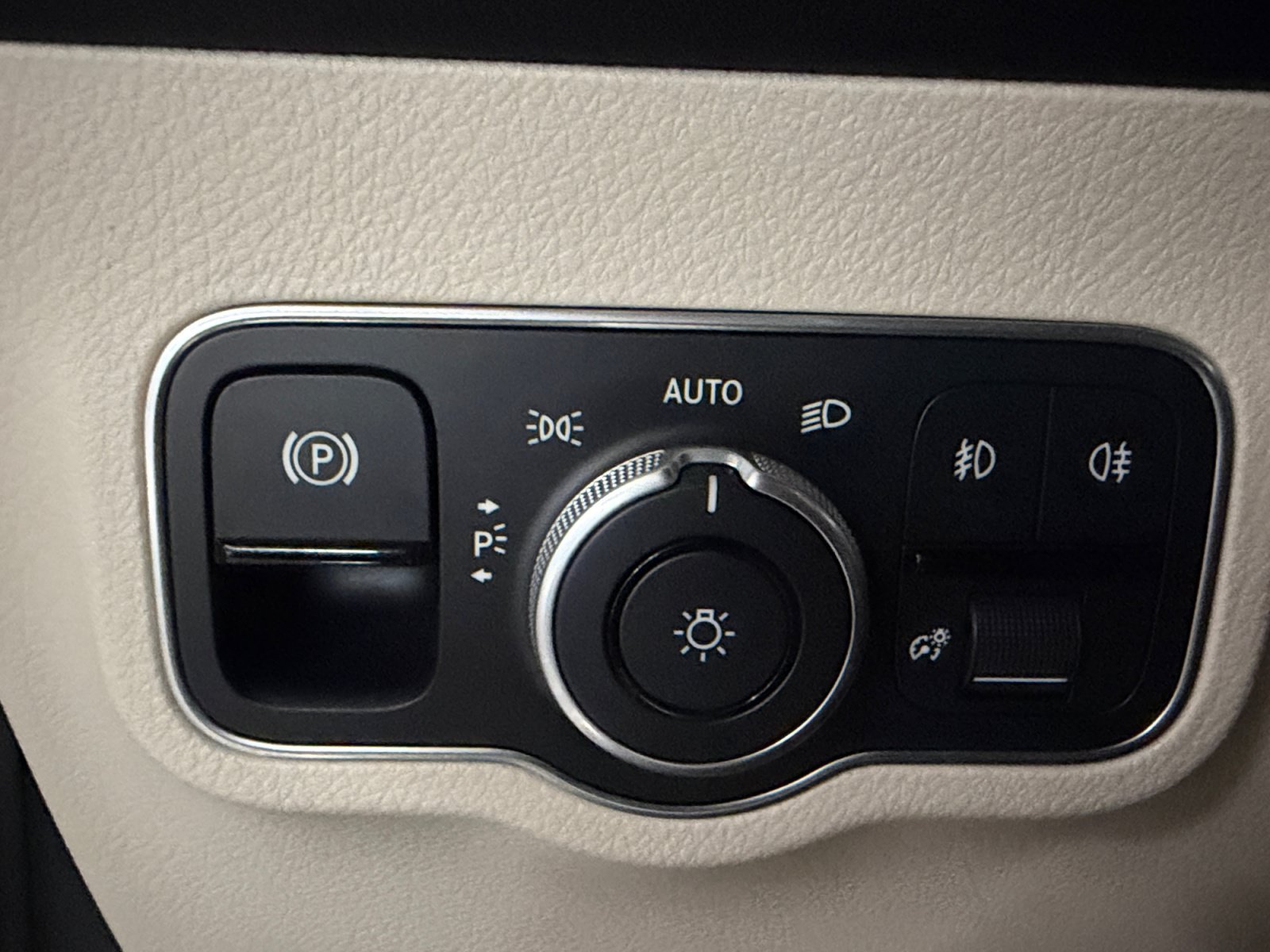 Used 2026 Polar White Mercedes-Benz GLB 250 image 23