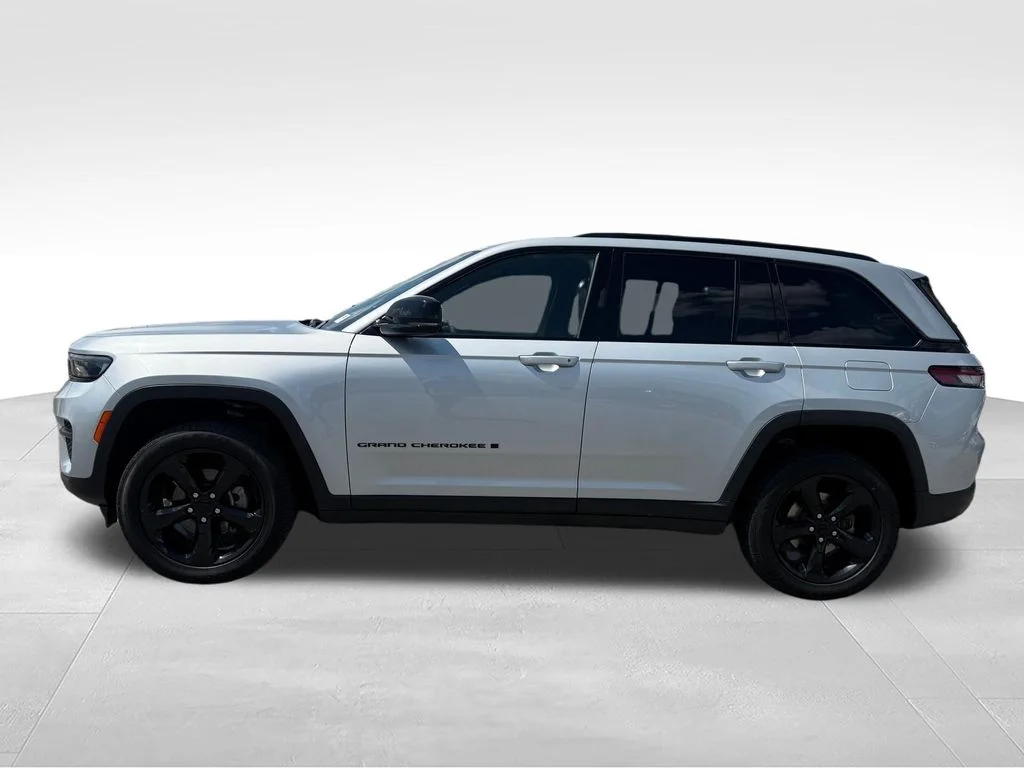 Used 2023 Silver Jeep Altitude X image 2