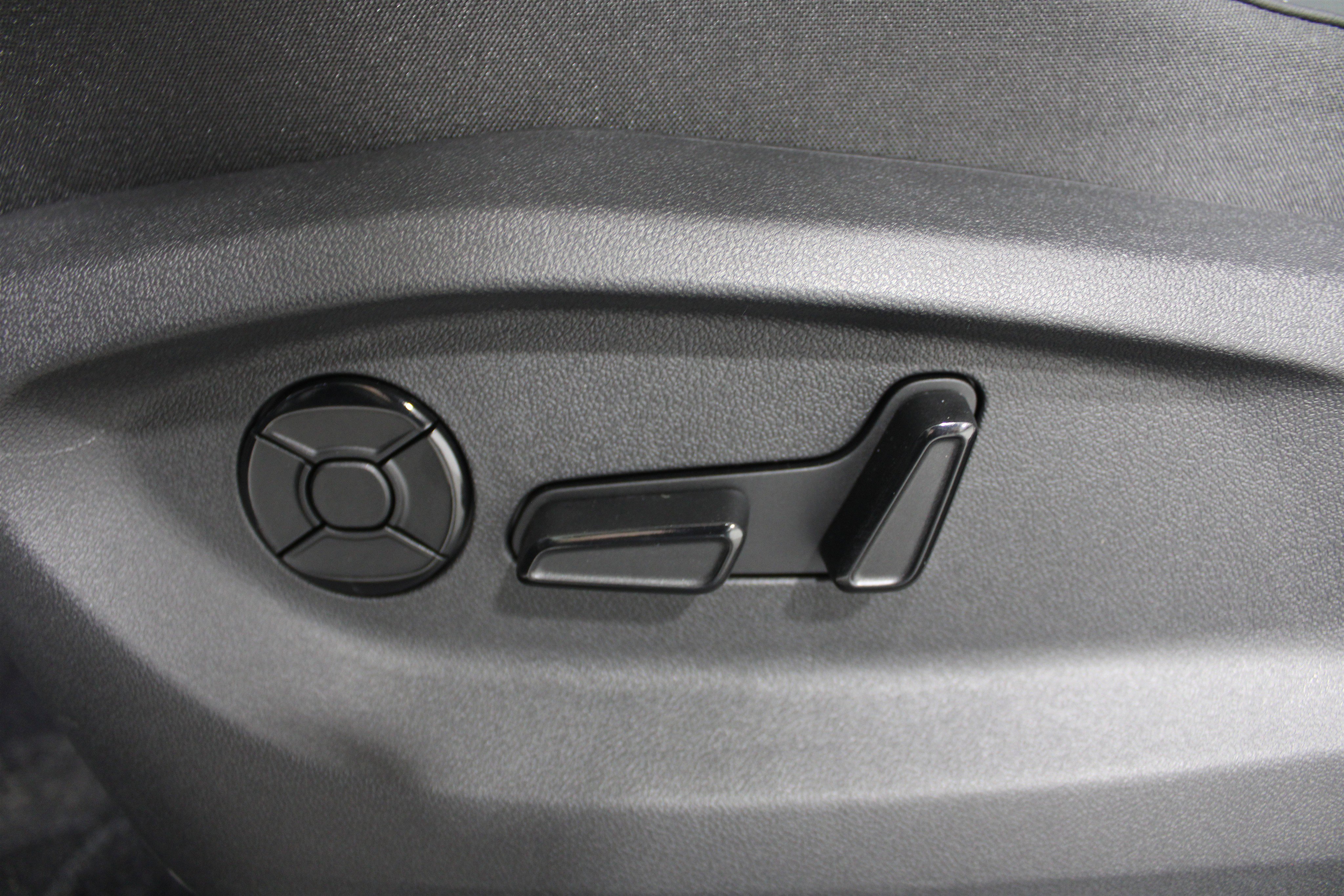 New 2026 Pyrite Silver Metallic Volkswagen SE image 4