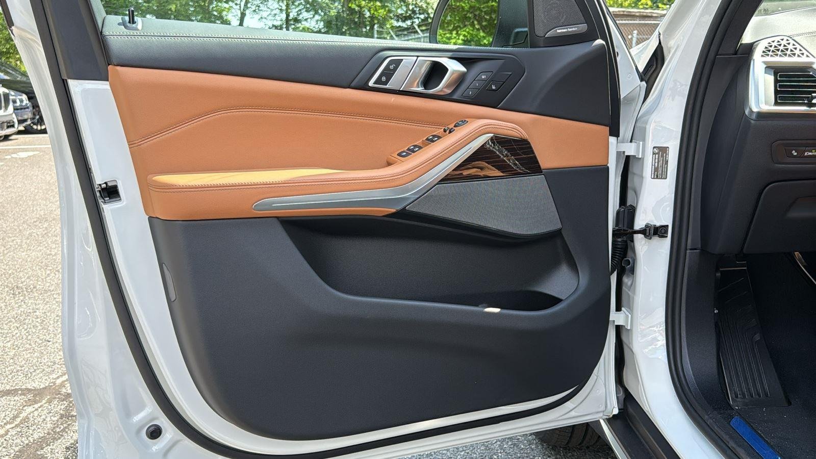 New 2026 Mineral White Metallic BMW xDrive40i image 9