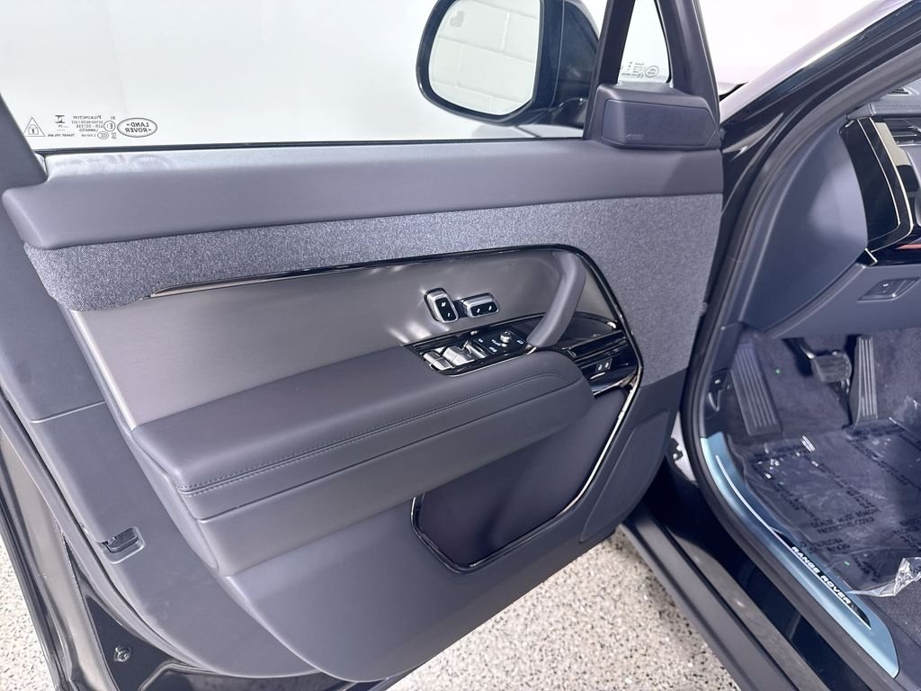 New 2026 SANTORN BLK MET Land Rover SE image 13