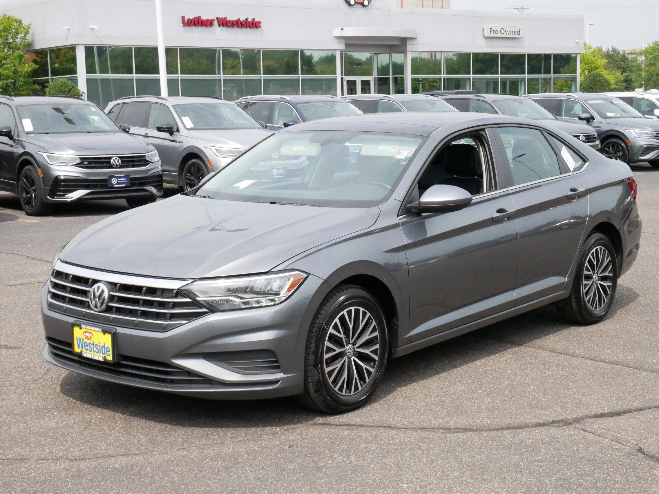Used 2019 Platinum Gray Metallic Volkswagen SE image 3