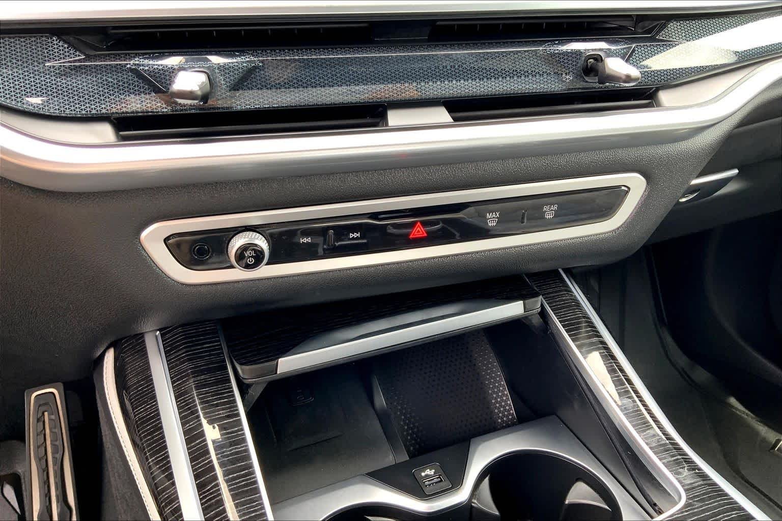 Used 2025 Skyscraper Grey Metallic BMW xDrive40i image 32