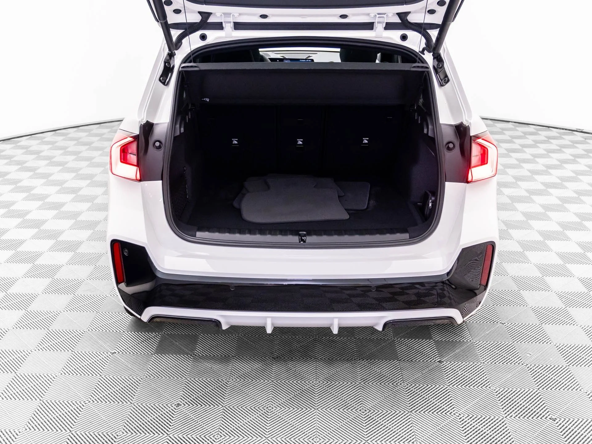 New 2026 White BMW xDrive28i image 34