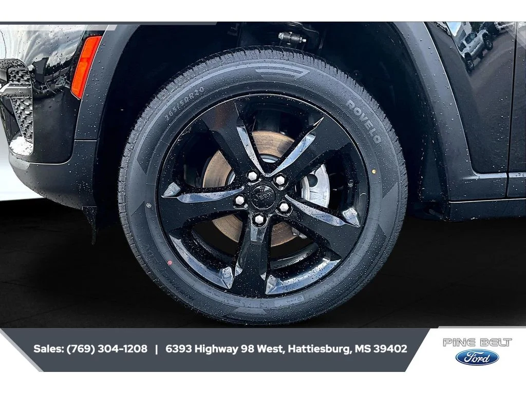 Used 2022 Diamond Black Crystal Pearlcoat Jeep Altitude image 9