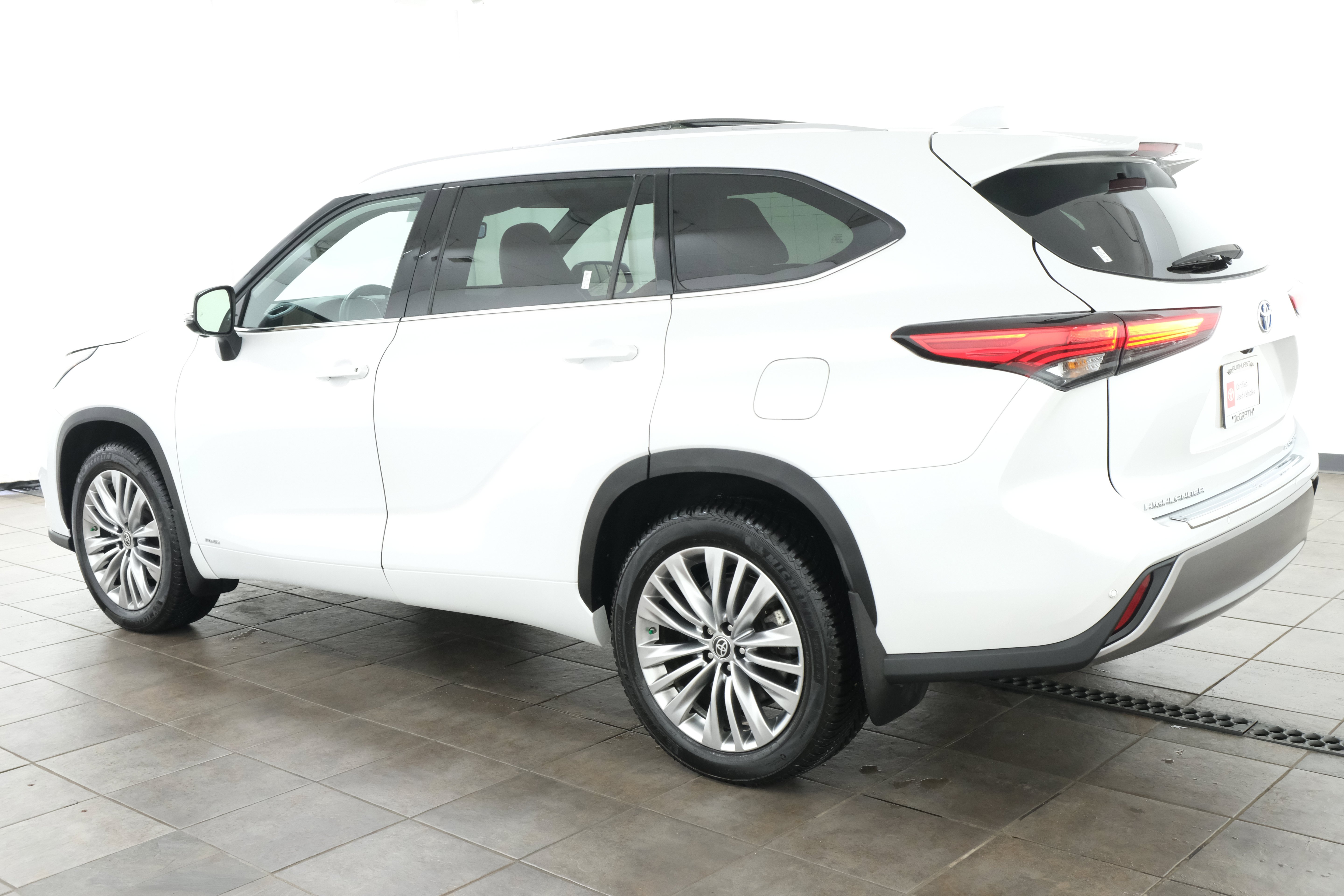 Used 2023 Wind Chill Pearl Toyota Platinum image 4