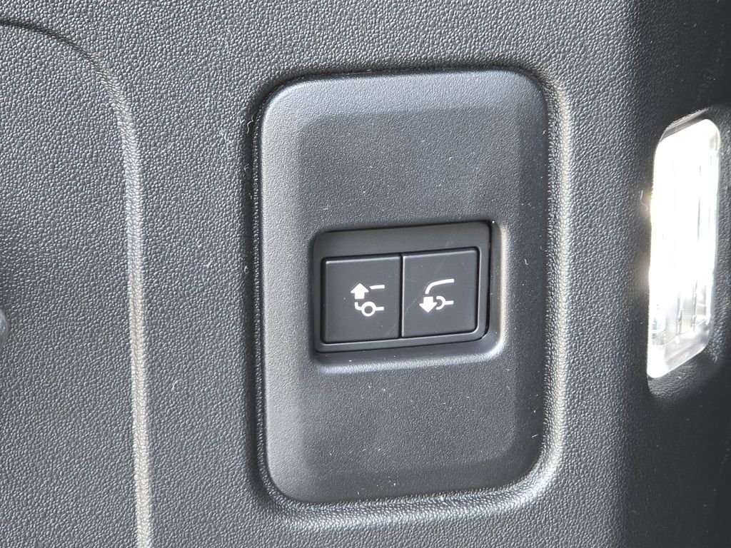 New 2026 Fuji White Land Rover X-Dynamic se image 17