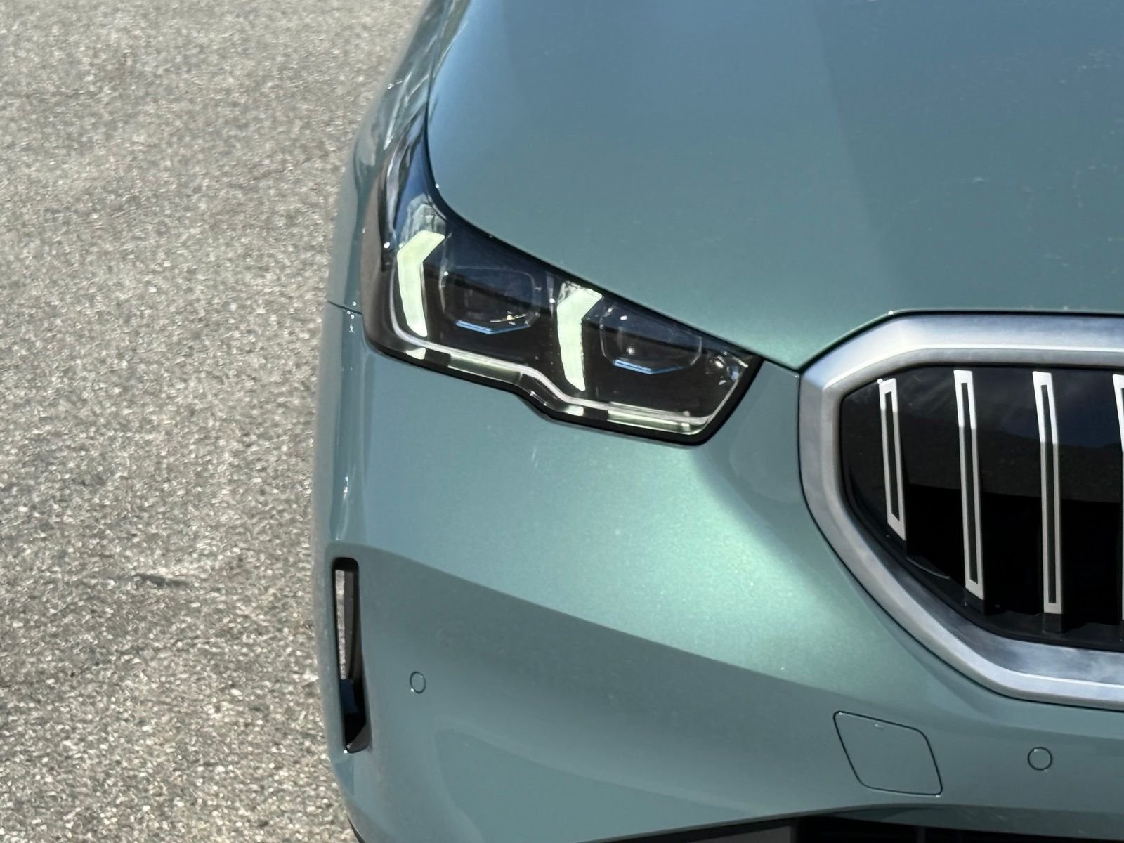 New 2027 Cape York Green Metallic BMW 530i xDrive image 13