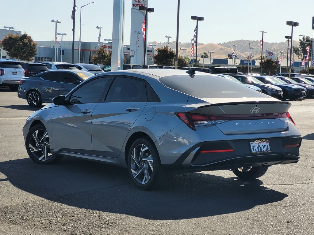 Used 2025 Silver Hyundai SEL Sport image 6