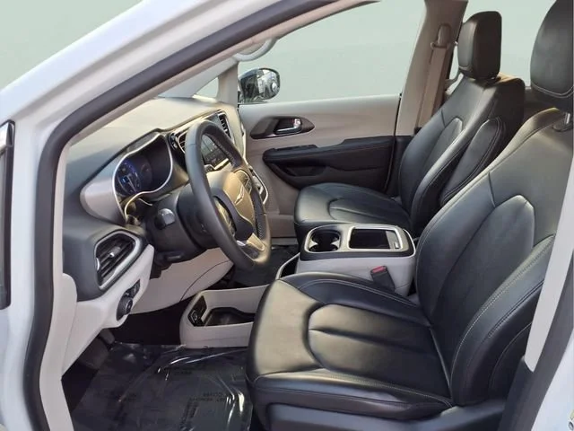 Used 2024  Chrysler Touring L image 19