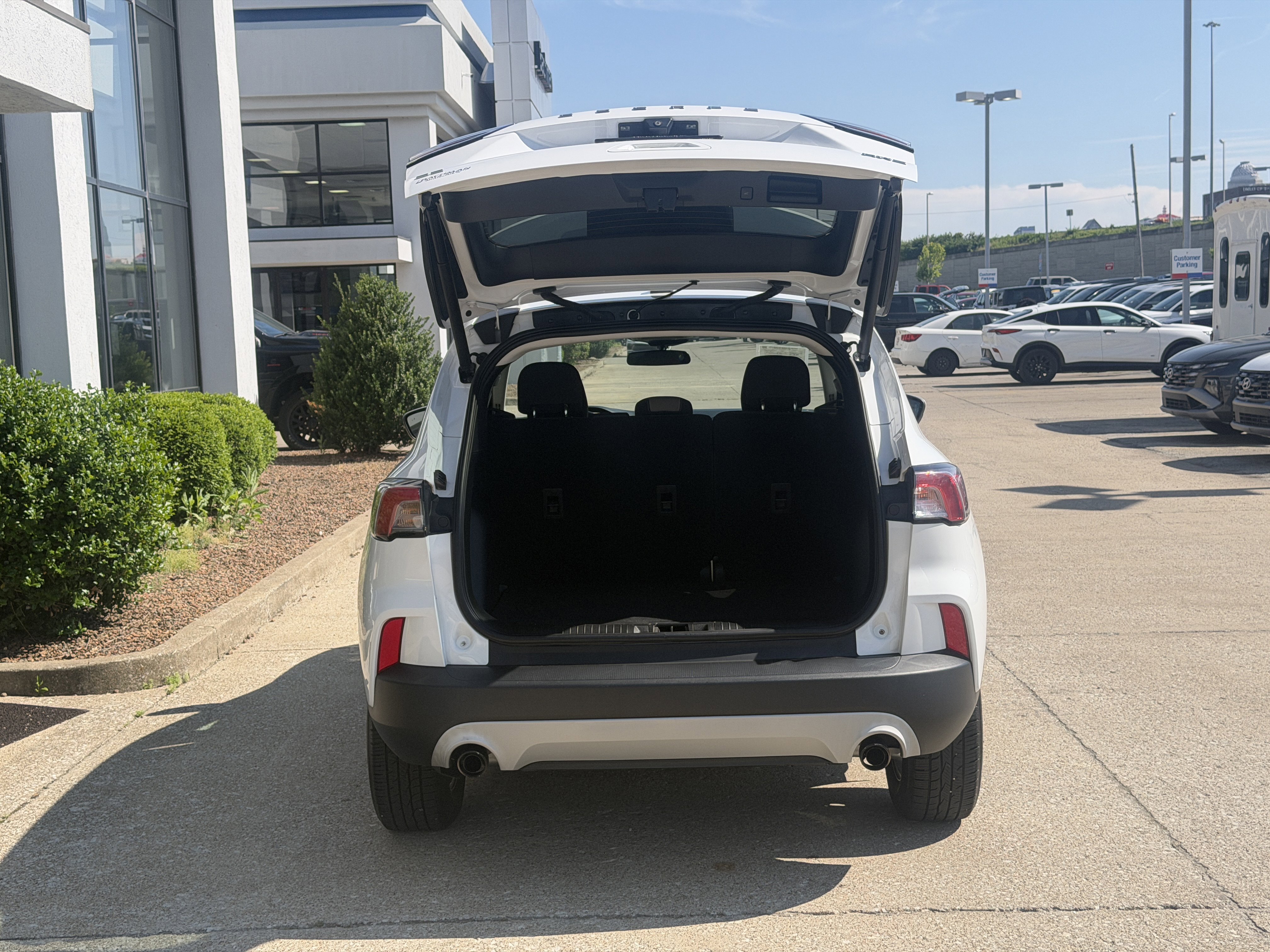Used 2021 Oxford White Ford SE image 9