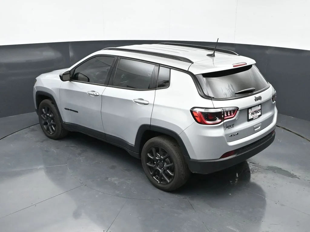 New 2026 Silver Zynith Metallic Clear-Coat Exterior Paint Jeep Latitude image 30