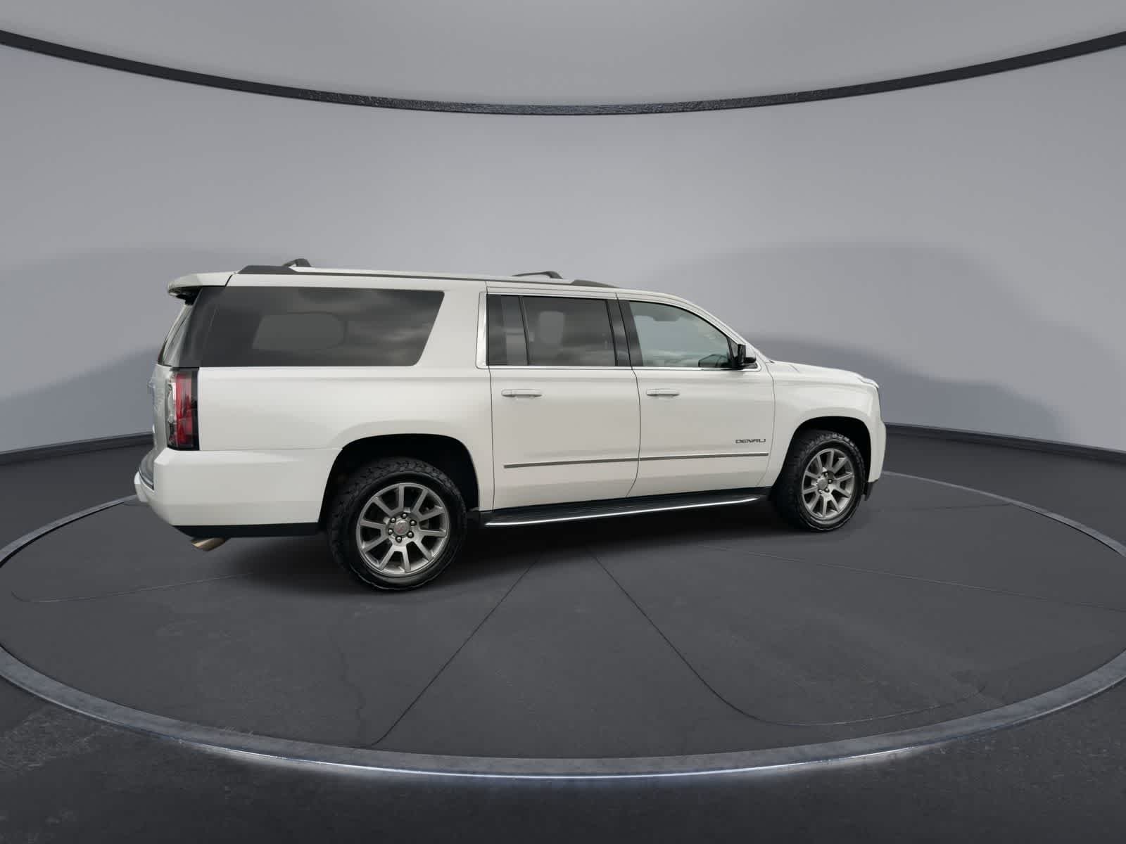 Used 2019 White Frost Tricoat GMC Denali image 8