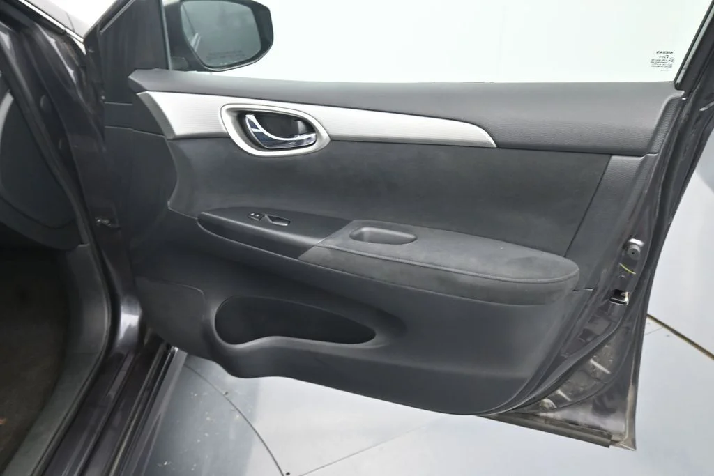 Used 2014 Gray Nissan SR image 12