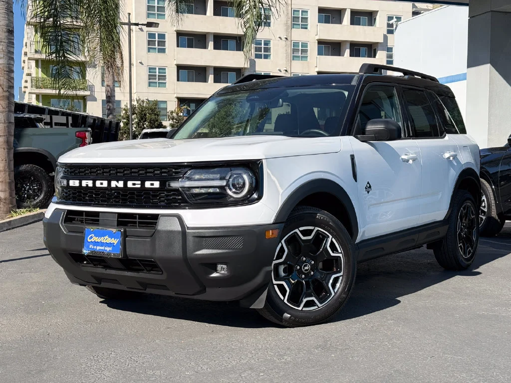 Used 2025  Ford Outer Banks image 2