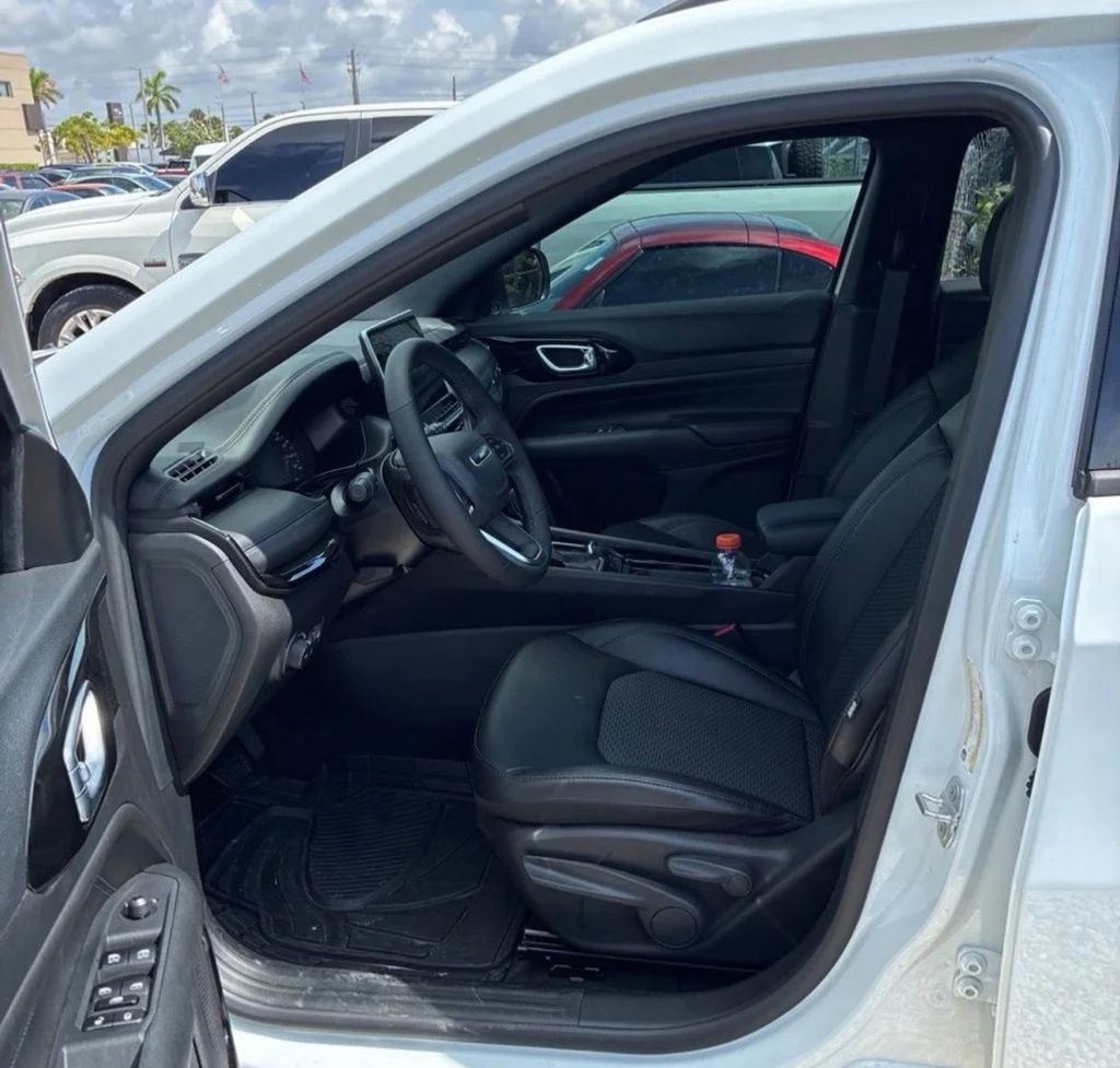 Used 2026 White Jeep Latitude image 7
