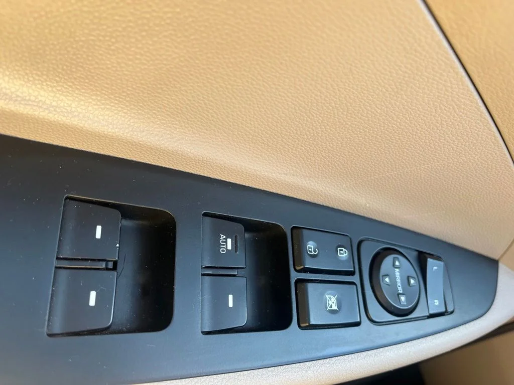 Used 2017 Red Hyundai SE image 24