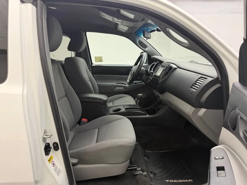 Used 2014 Super White Toyota Base V6 (A5) image 24