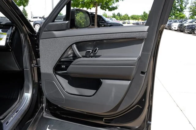New 2026 Santorini Black Land Rover Dynamic SE image 52