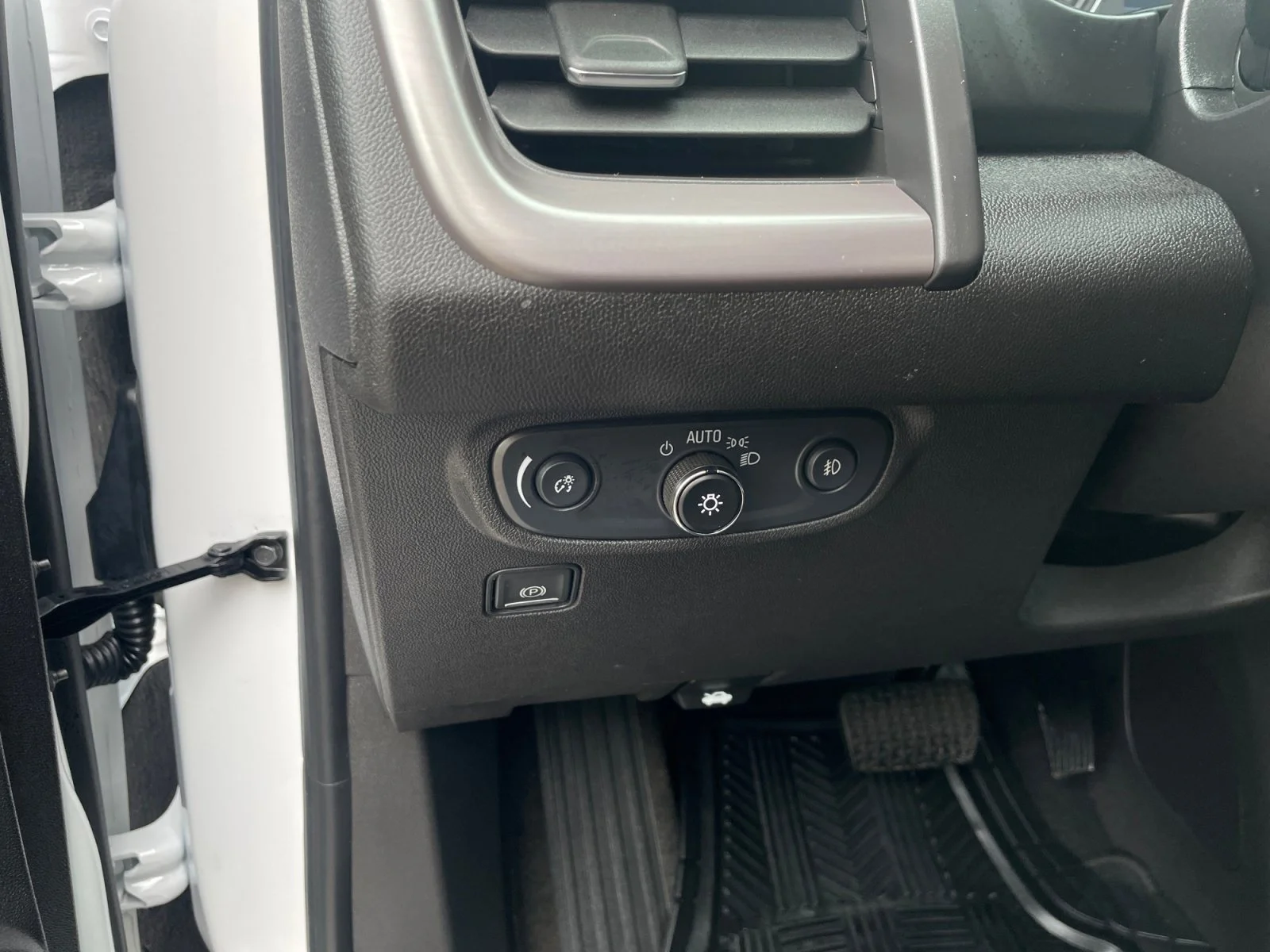 Used 2024 White GMC AT4 AWD image 16