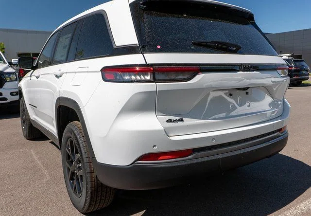 New 2026 Bright White Clear-Coat Exterior Paint Jeep Altitude image 7