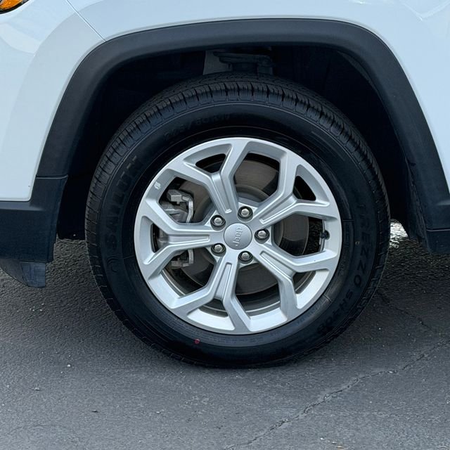 Used 2024 White Jeep Latitude image 12