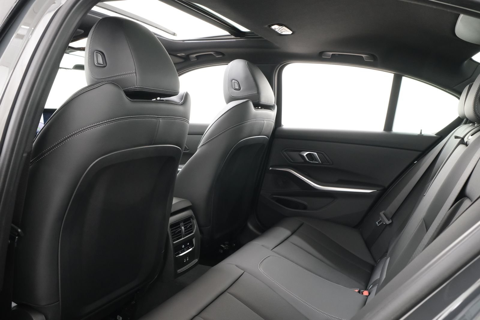 New 2026 Dravit Grey Metallic BMW 330i xDrive image 54