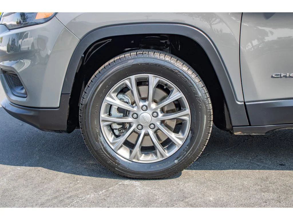 Used 2021 Sting-Gray Clearcoat Jeep Latitude Lux image 5