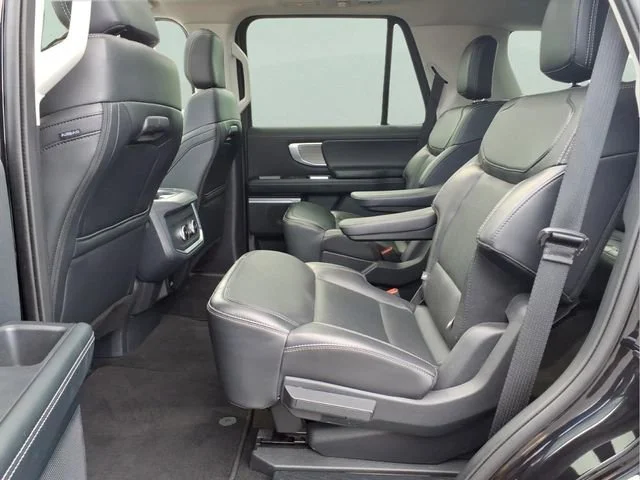 Used 2025  Ford Platinum image 19
