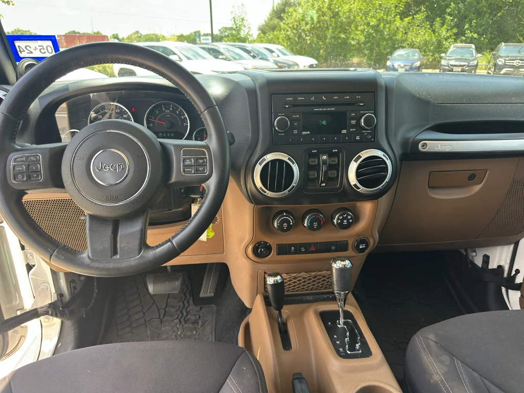 Used 2014 Bright White Clearcoat Jeep Sahara image 29