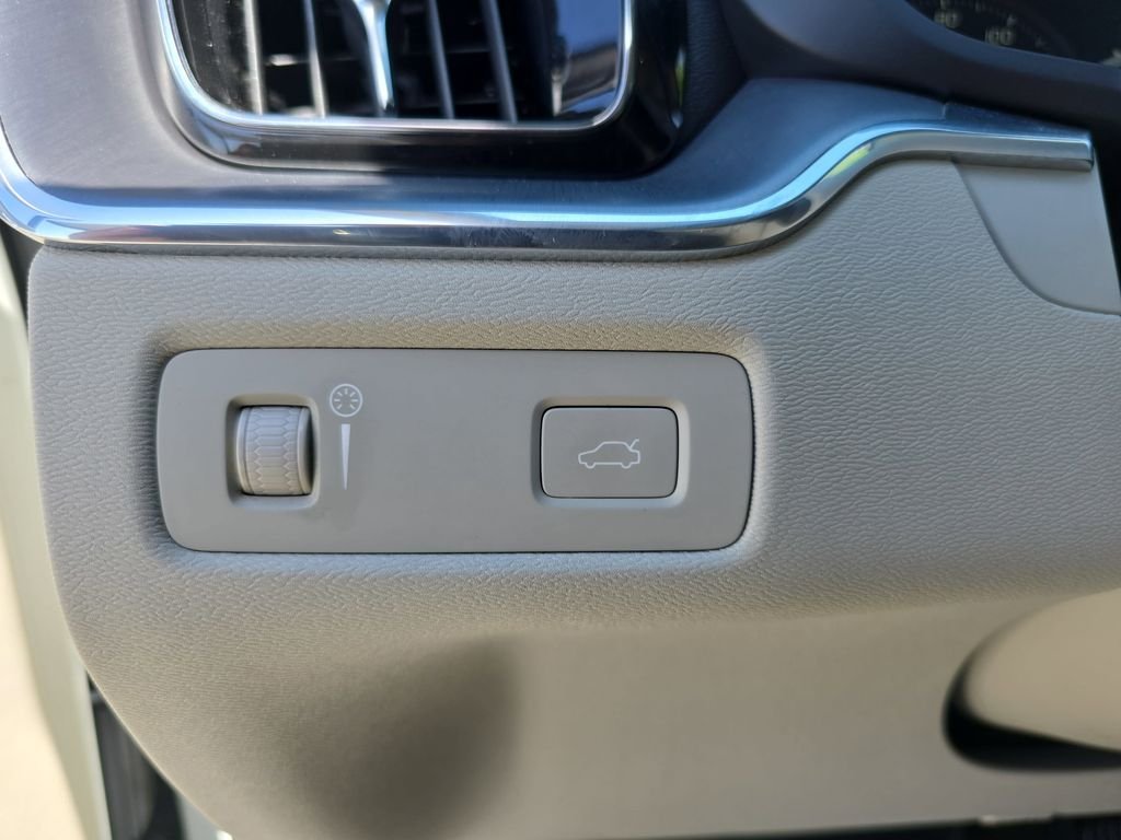 Used 2020 White Volvo T5 Momentum image 29