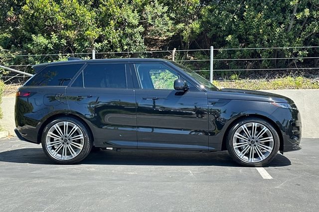 New 2026 Black Land Rover Dynamic SE image 6