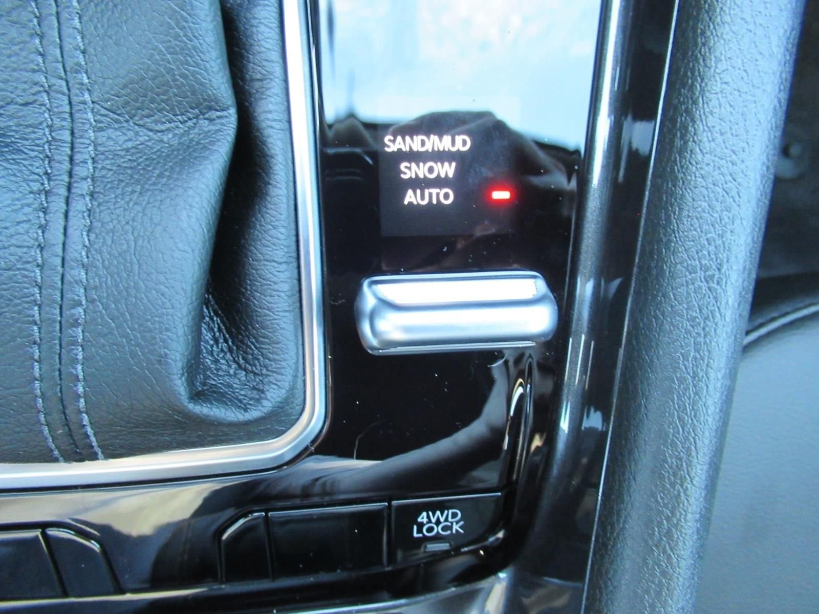 New 2026 Diamond Black Crystal Pearlcoat Jeep Latitude image 28
