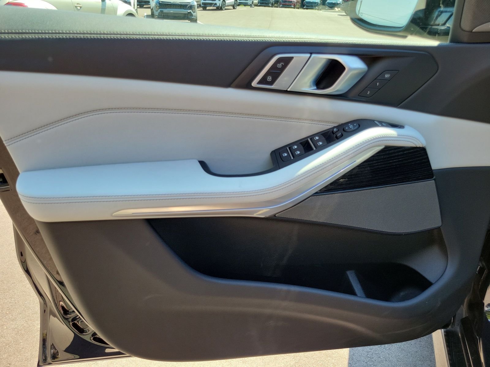 Used 2024 Black BMW xDrive40i image 7