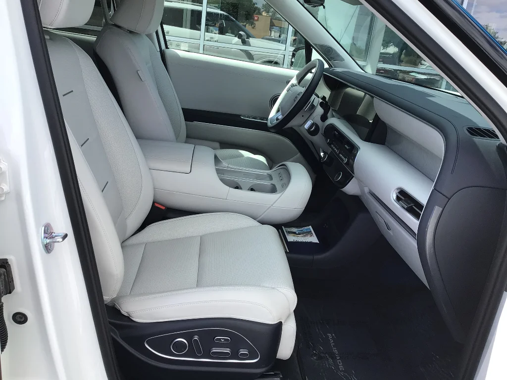 Used 2026 Creamy White Pearl Hyundai Calligraphy image 6