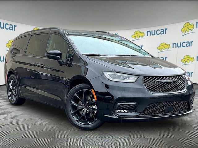 2025 Chrysler Pacifica Limited's photo