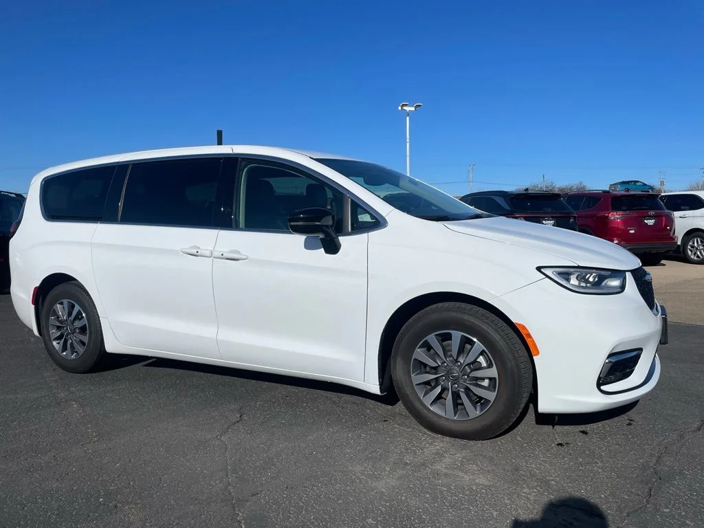 Used 2024 Chrysler Pacifica PHEV Select with VIN 2C4RC1S70RR177844 for sale in Beaver Dam, WI