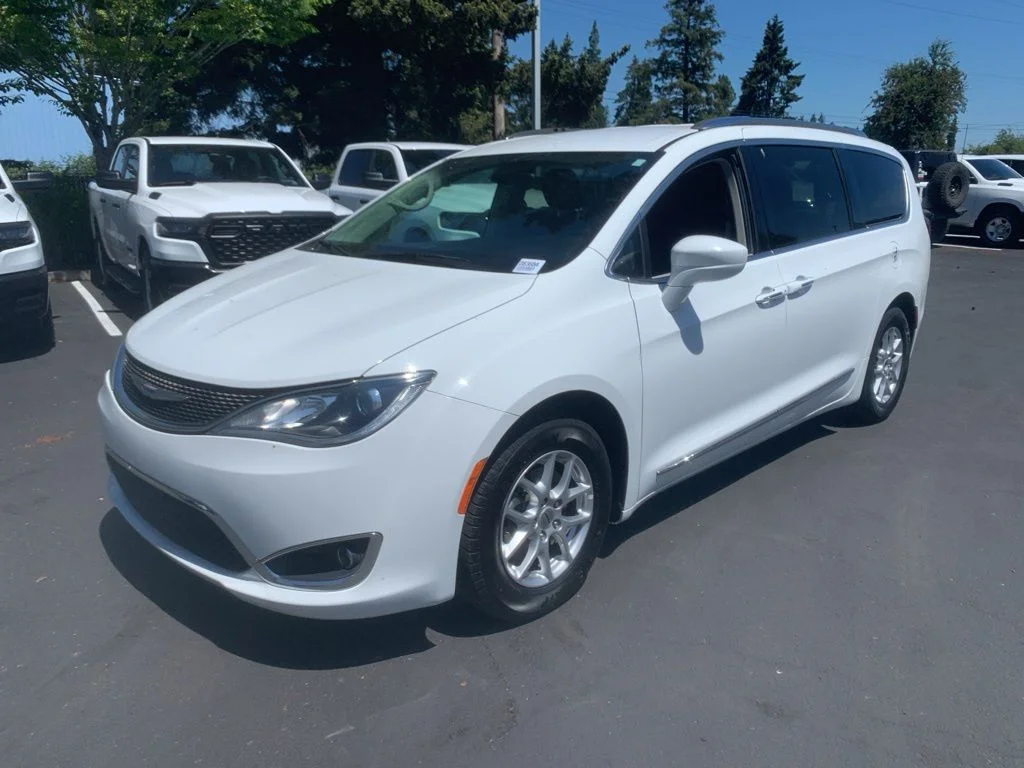 2019 Chrysler Pacifica Touring L's photo