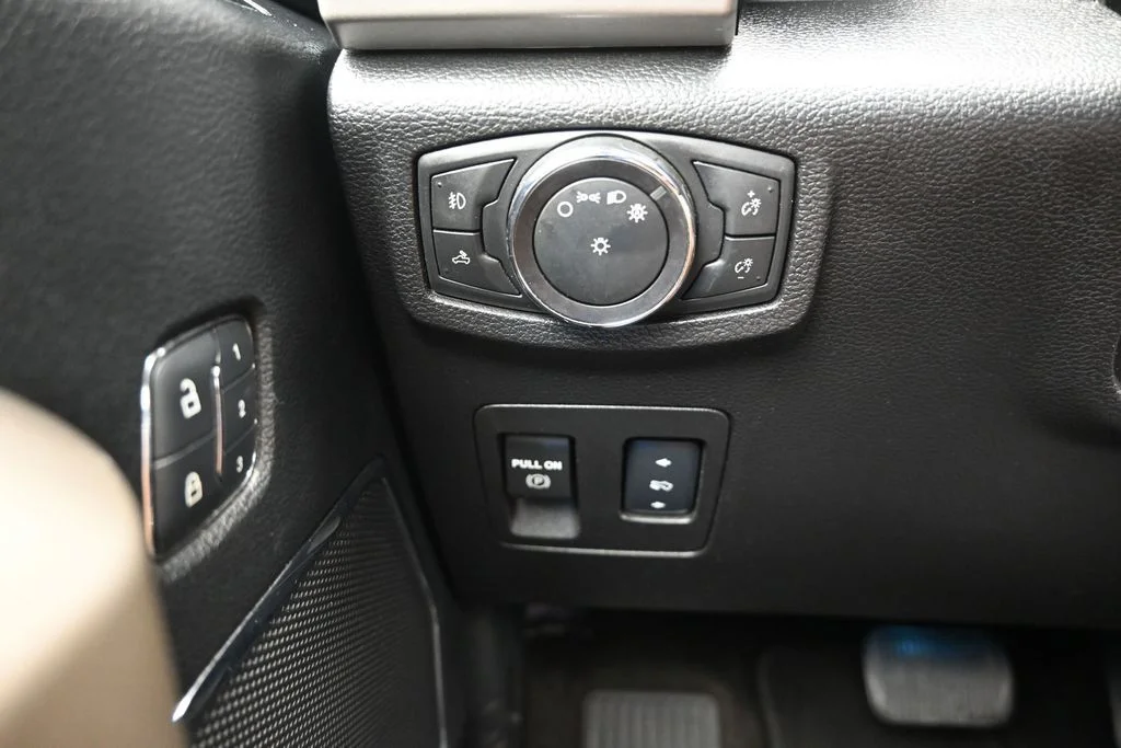 Used 2018 Ingot Silver Ford Lariat image 17