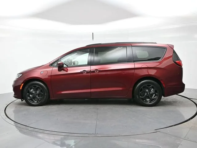 Used 2021 Velvet Red Pearlc Chrysler Hybrid Limited image 4