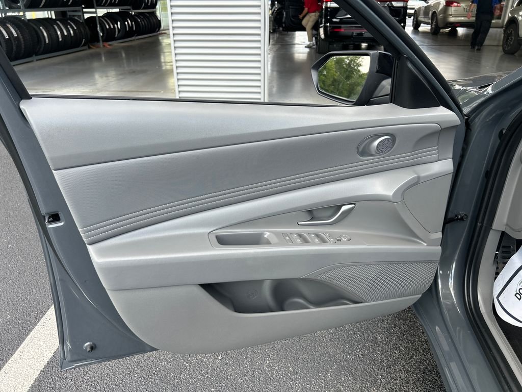 Used 2025 Gray Hyundai SEL Sport image 11