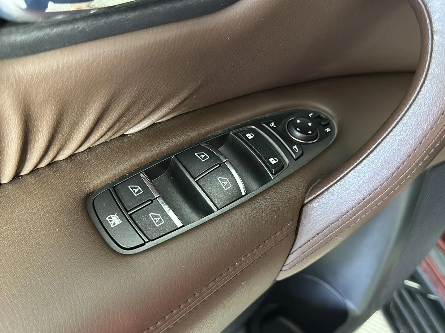 Used 2023 Coulis Red Pearl Nissan Platinum image 19