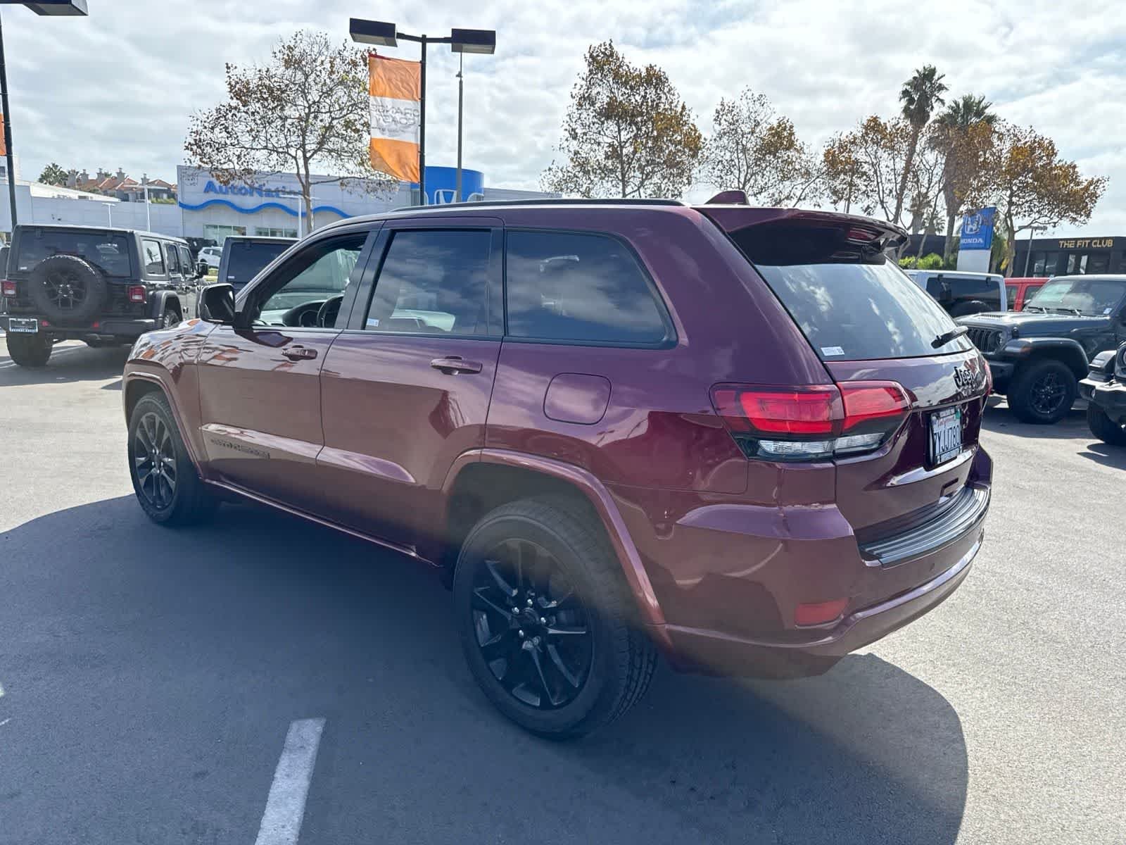 Used 2017 Velvet Red Pearlcoat Jeep Altitude image 22