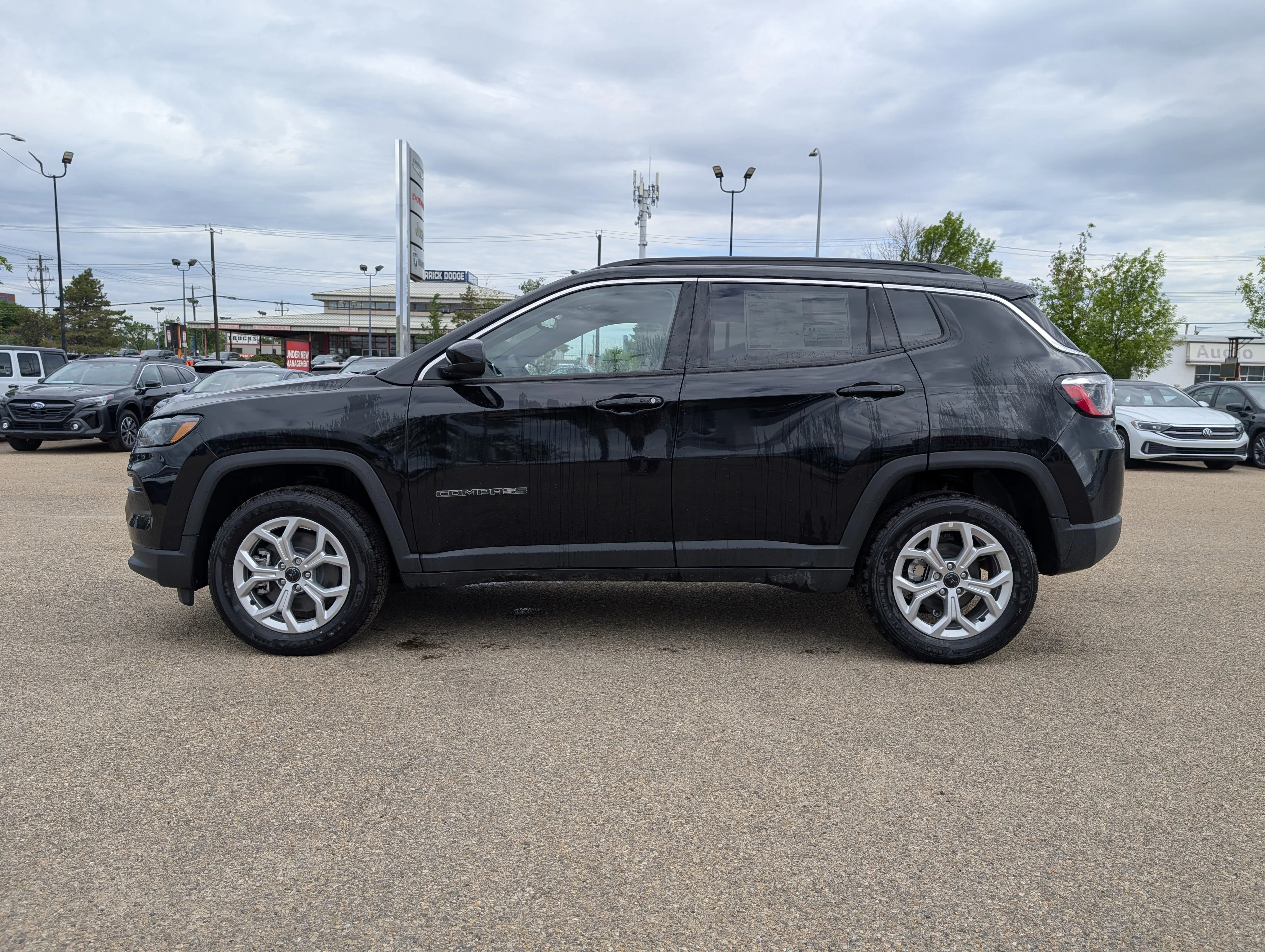 New 2026 Diamond Black Crystal Pearl Jeep North image 3