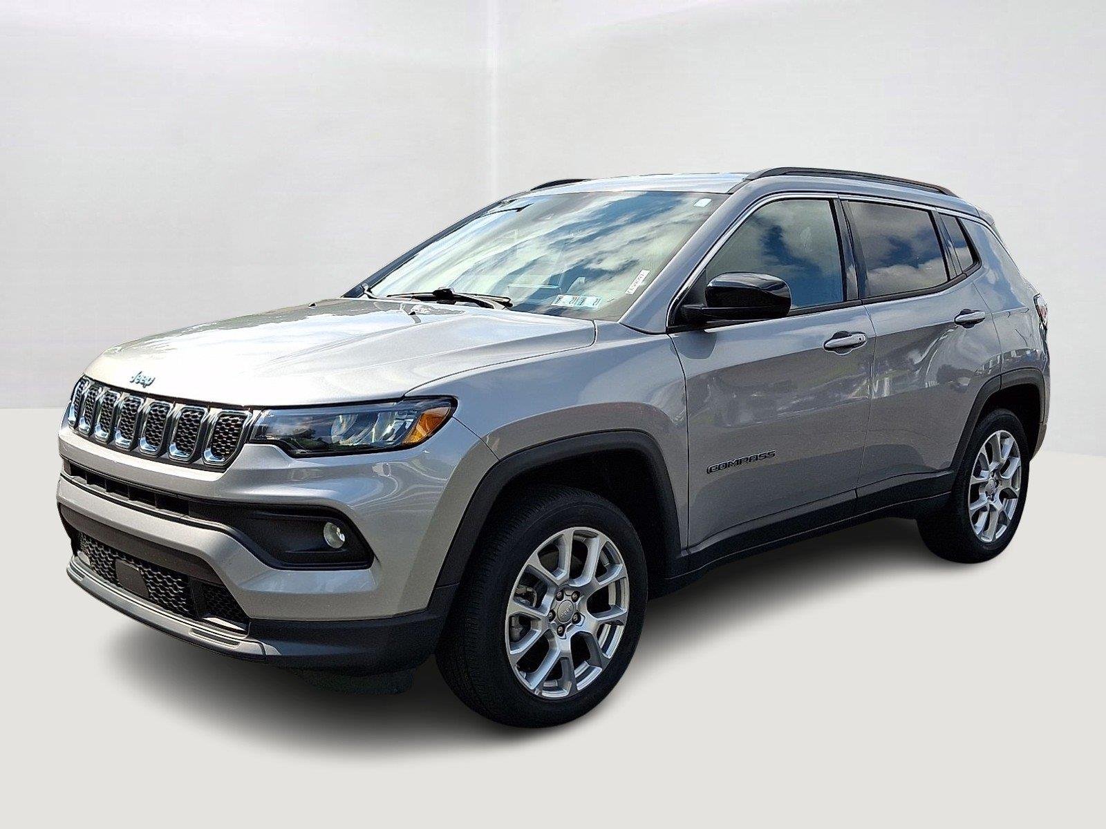 Used 2023 Billet Silver Metallic Clearcoat Jeep Latitude Lux image 3
